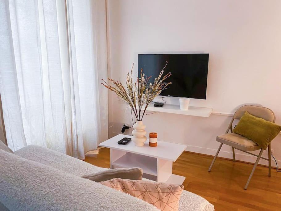 Piece Cosy A 5 Min De La Tour Eiffel A Pied Appartamento